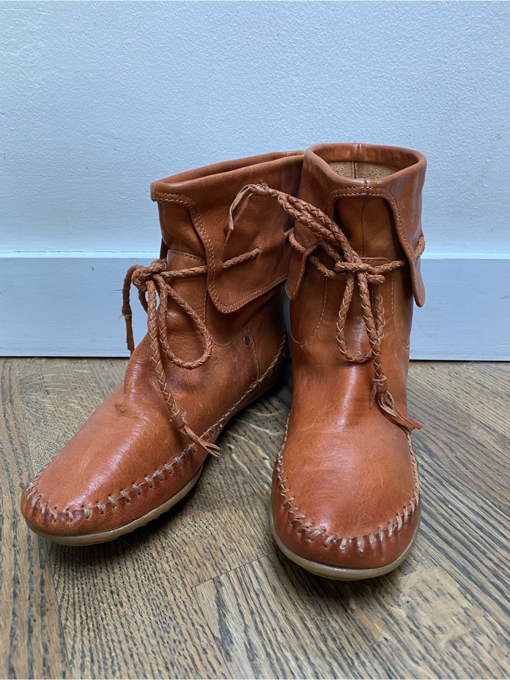 Frye Reba Cuff Short Braided Lace Leather Moccasin Boots - Cognac Brown size 6